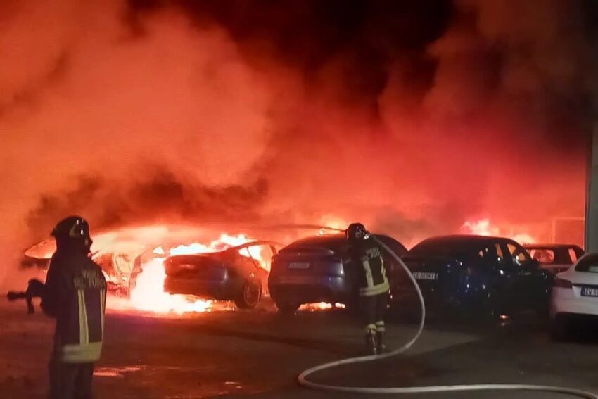 Новини світу - В Римі спалахнув автосалон Tesla: постраждали 17 машин