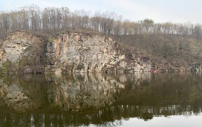 Новини України - У Житомирі чоловік зірвався з 30-метрової скелі