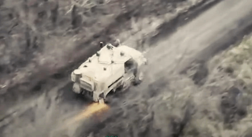 Новини України - Боєць ГУР вивіз підбитий броньовик з поля бою