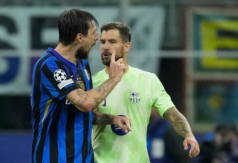 Новини спорту - Скандал у півфіналі ЛЧ: захисник Барселони плюнув у гравця Інтера