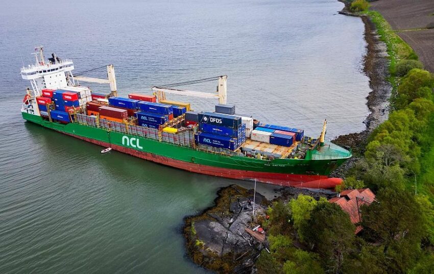 Новини світу - В Норвегії вантажний корабель "в'їхав" у сад місцевого жителя