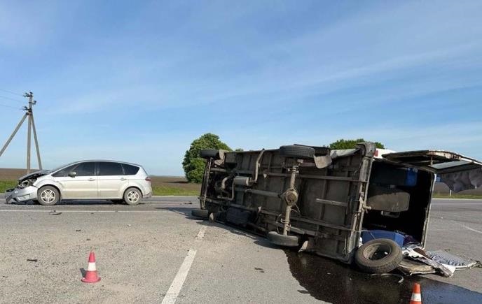 Новини України - В Тернопільській області перевернувся бус з пасажирами: вісім потерпілих