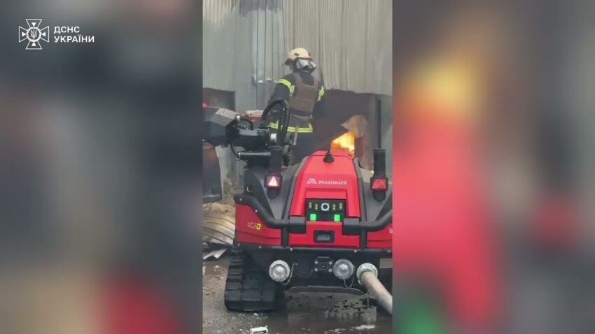 У Києві на ліквідації наслідків нічних ударів залучена потужна спецтехніка ДСНС та ГУР