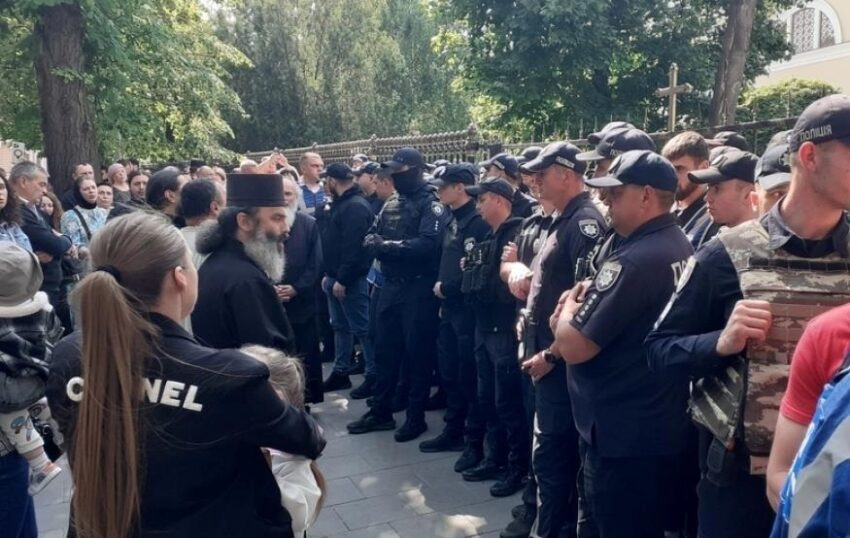 Новини України - У Чернівцях сталася масштабна сутичка між вірянами УПЦ МП та ПЦУ