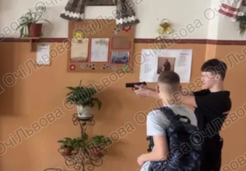Новини України - У Львові учень стріляв у школі з пневматики