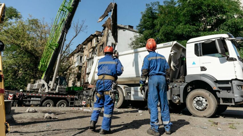 На місцях російських ударів у Києві працюють понад 700 поліцейських та рятувальників