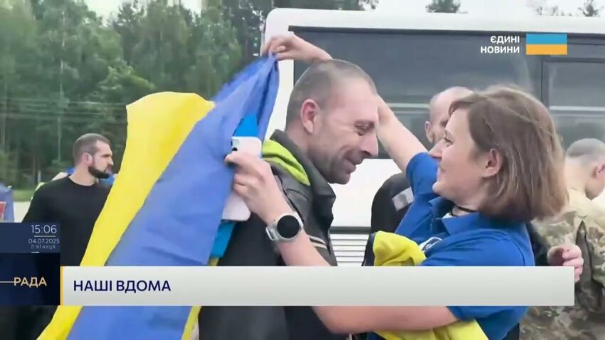 Сльози радості: емоційні кадри повернення українських героїв з полону