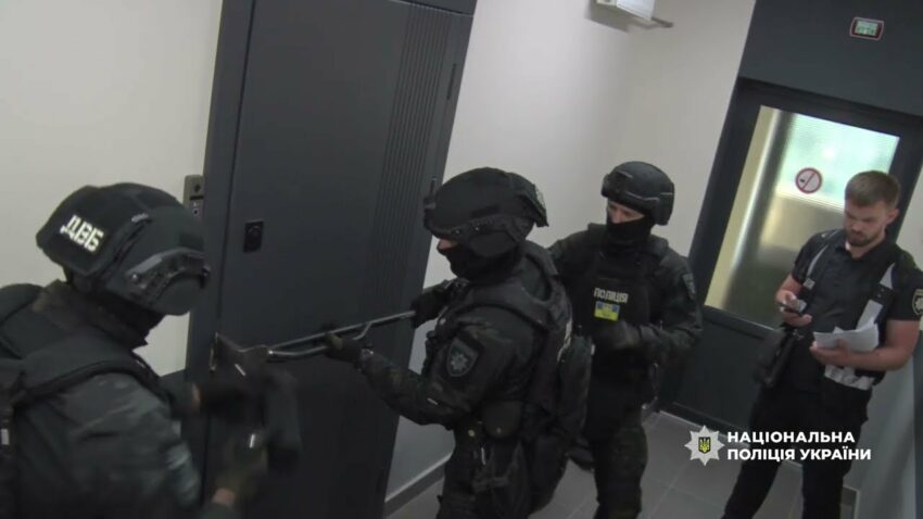 Нацполіція ліквідувала злочинну групу, яка підривала роботу ЗСУ: проведено понад 50 обшуків