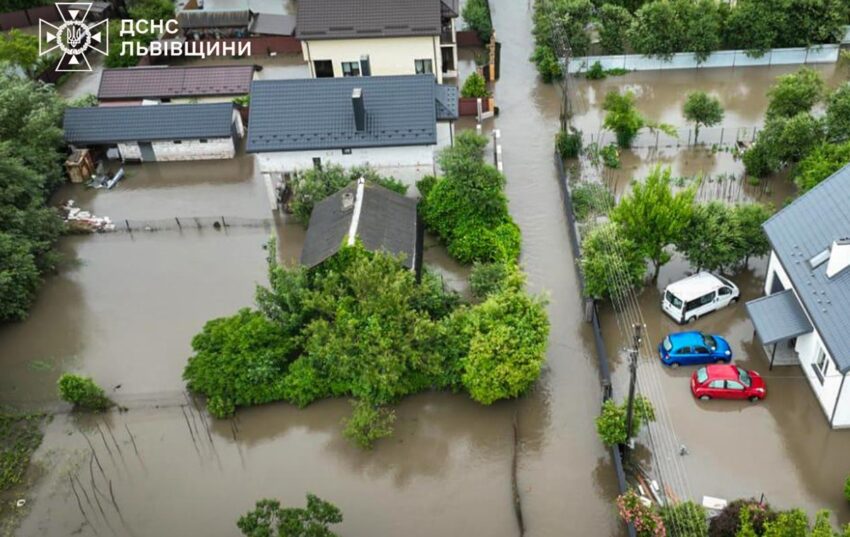 Новини України - Із затоплених будинків біля Львава врятували вісьмох людей