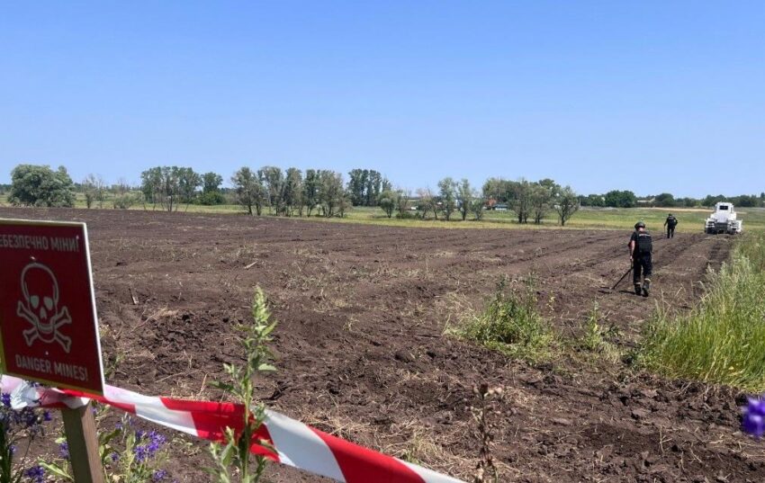 Новини України - На Херсонщині росіяни скинули вибухівку на комбайн, є постраждалий - ОВА