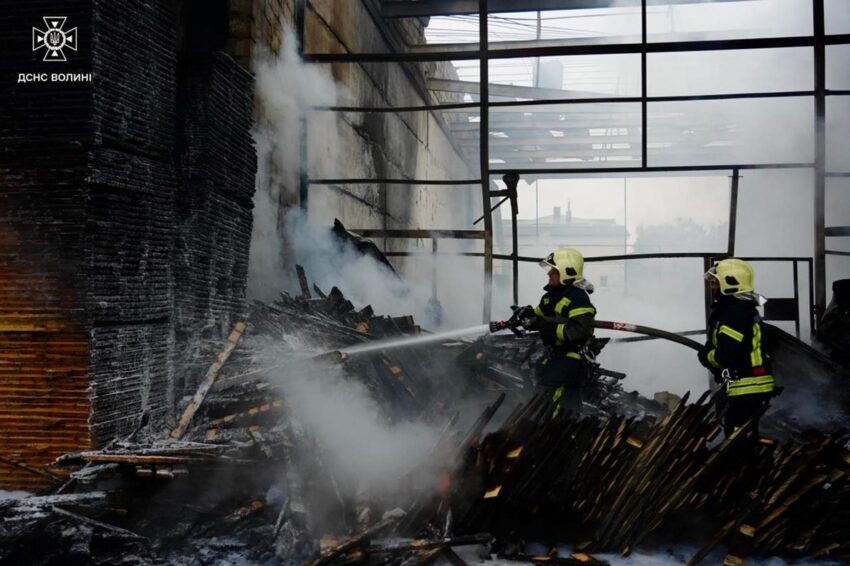 Новини України - Наймасштабніший обстріл Луцька: рятувальники ліквідували пожежу