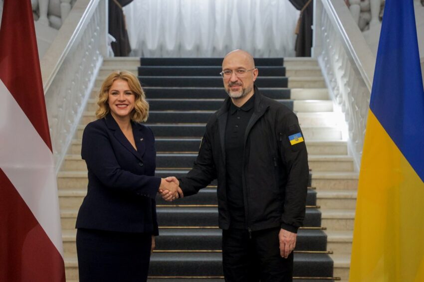 Новини України - Перша партія БТР уже прибула в Україну - прем&rsquo;єр Латвії