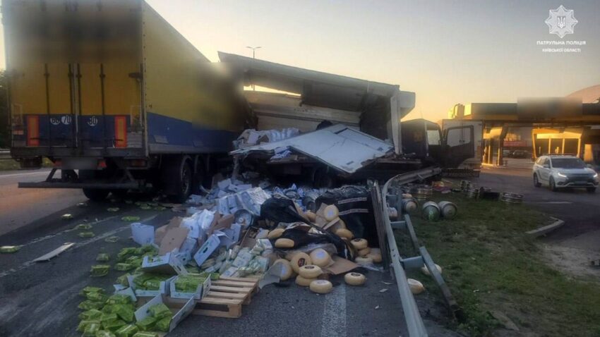 Новини України - Під Києвом сталась ДТП за участі двох вантажівок: утворився затор