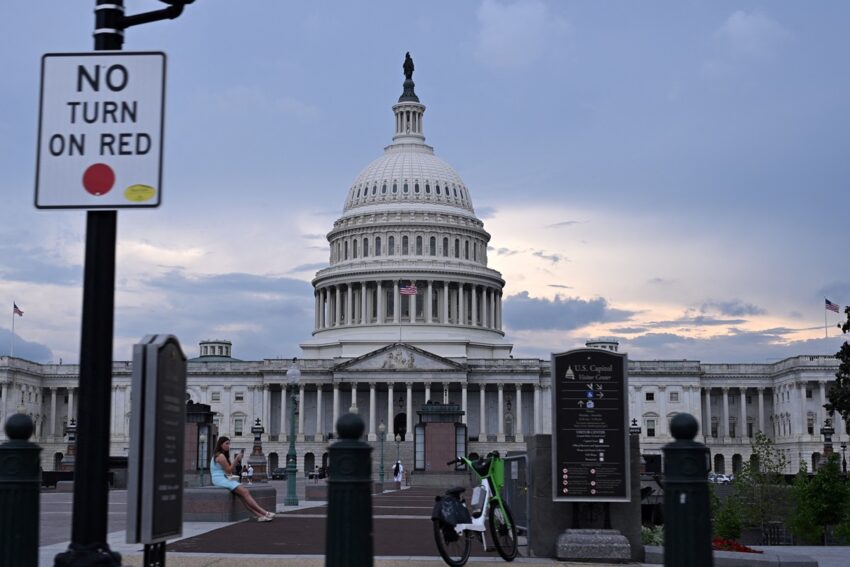 Новини світу - Поблизу Конгресу США затримали чоловіка з луком і стрілами