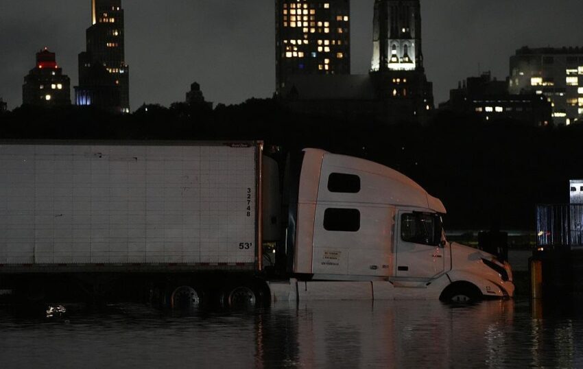 Новини світу - Повінь у Нью-Йорку: затоплені метро та дороги