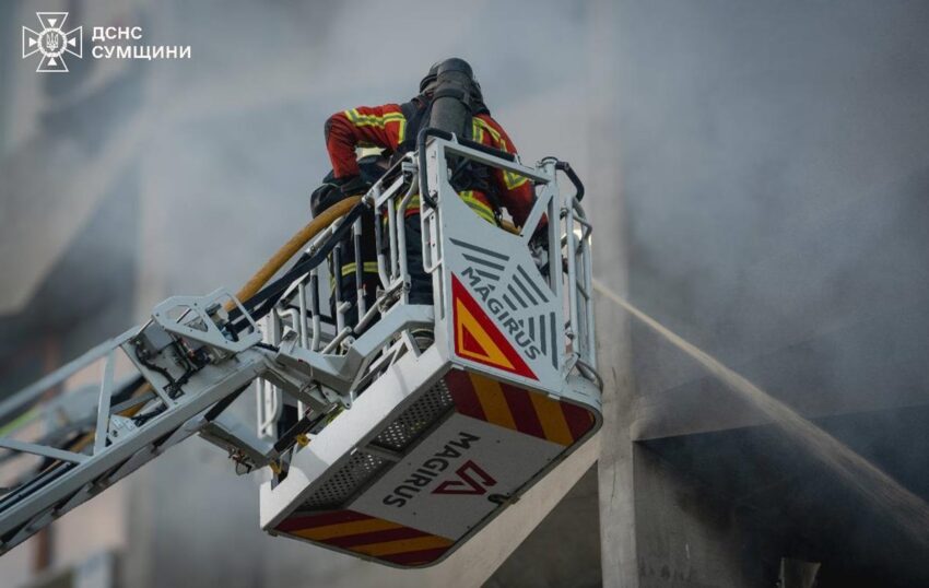 Новини України - Росіяни атакували адміністративну будівлю в Сумах