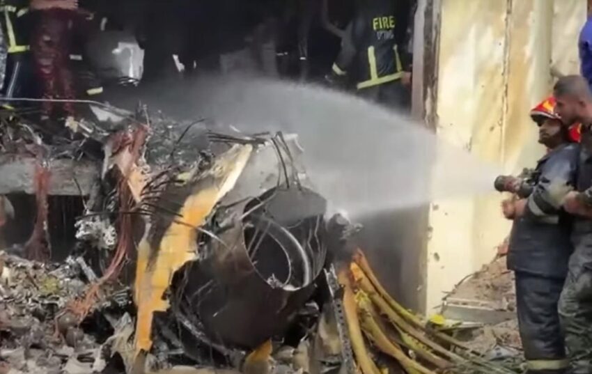 Новини світу - У Бангладеші винищувач упав на дах коледжу