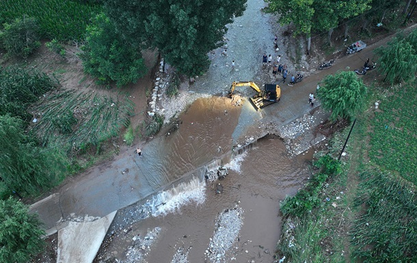 Новини світу - У Китаї через потужні зливи евакуйовано понад 80 тисяч людей, є загиблі