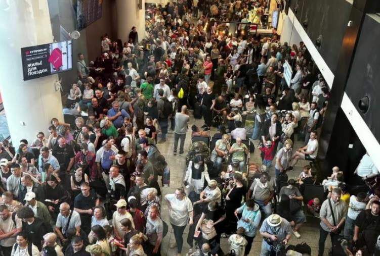 Новини світу - У РФ заявили про знешкодження 120 дронів, в аеропортах виник колапс