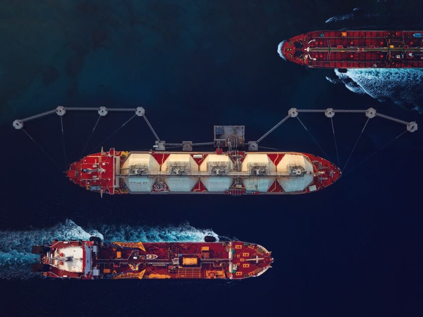 Новини світу - ЄС зняв санкції з японських танкерів, які перевозили російський СПГ