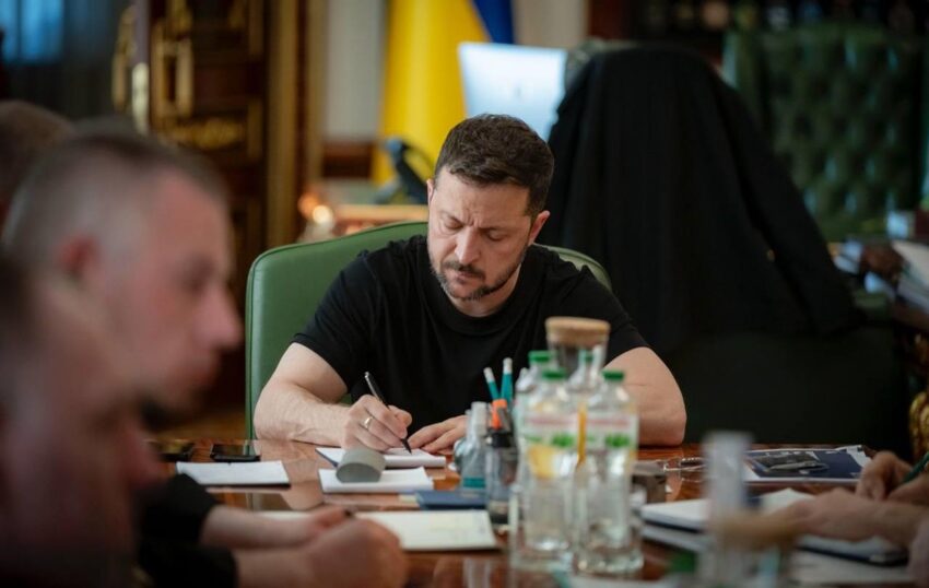Новини України - Зеленський підписав три невідкладні закони