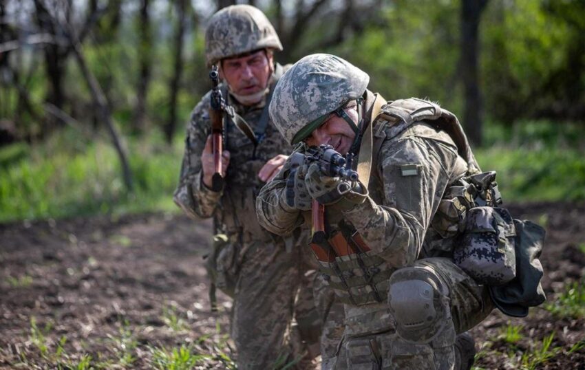 Новини України - Зеленський схвалив військові контракти 60+