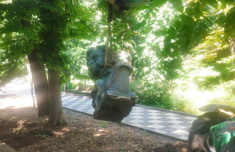 Новини України - На Одещині демонтували пам&rsquo;ятник Пушкіну