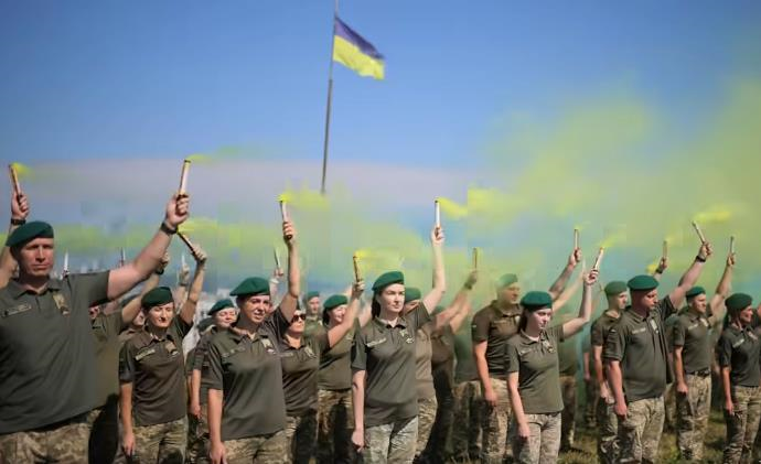 Новини України - Прикордонники створили живий прапор на висоті понад 290 метрів