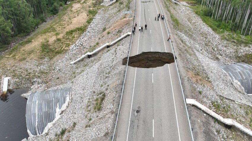 Новини світу - Величезний провал ґрунту відрізав Якутію від решти Росії