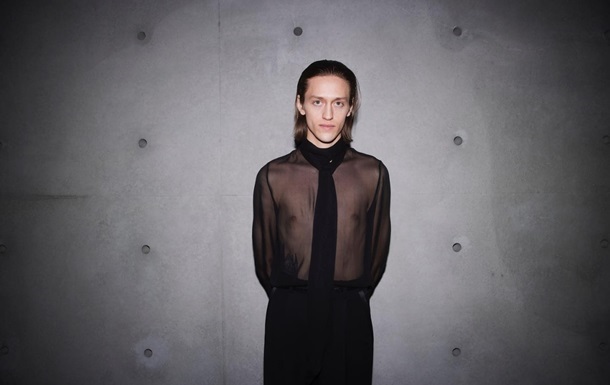 Новини культури - Зірка "Венздей" після секс-скандалу працює швейцаром у барі США