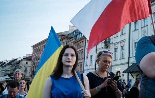 Новини світу - Навроцький підписав закон про продовження допомоги українським біженцям