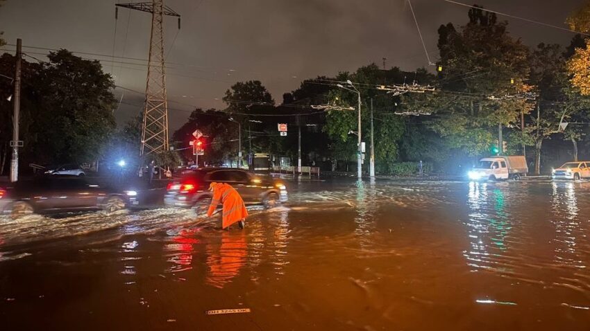 Новини України - Негода в Одесі: вулиці підтоплені, водолази шукають зниклу людину
