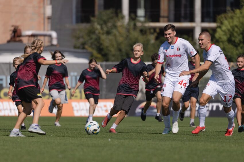 Новини спорту - Павло Журило та Betking Foundation: "Через спорт і турботу ми підтримуємо дітей" &mdash; у Рівному відбувся "День із командою Королів"