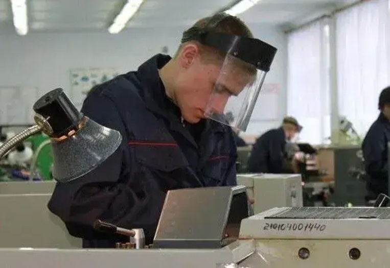 Без категорії - ПТУ більше не буде: де і як українці опановуватимуть робітничі професії