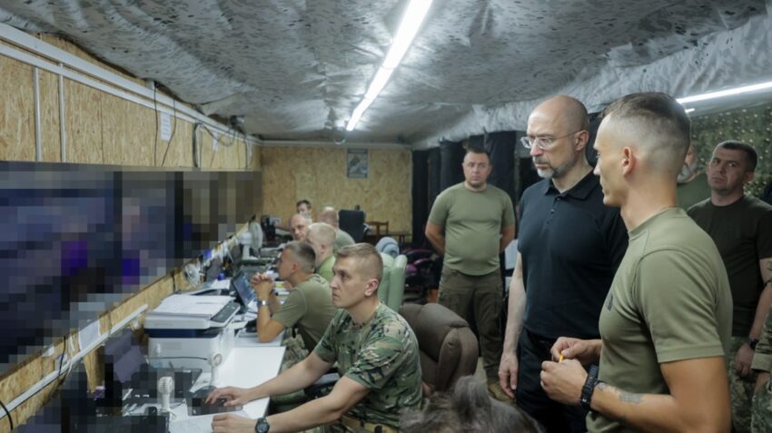 Новини України - Шмигаль відвідав військових на фронті