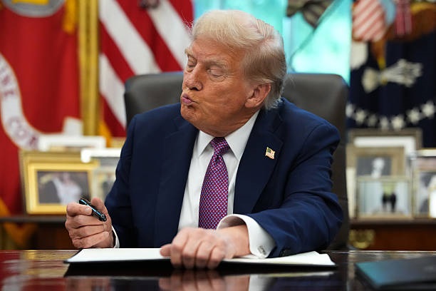 Новини світу - Трамп анонсував бесіду з Путіним і вирішення війни