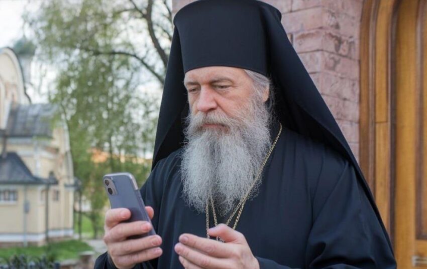 Новини світу - У РФ запустили "православний" додаток, який стежить за віруючими