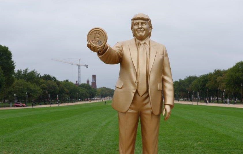 Новини світу - У Вашингтоні встановили "золоту" статую Трампа