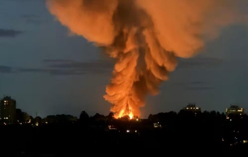 Новини світу - У Великобританії спалахнула спалахнула пожежа після вибуху на складі