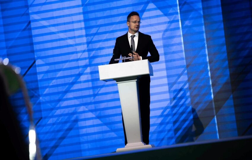 Новини світу - Голова МЗС Угорщини зробив заяву російською мовою