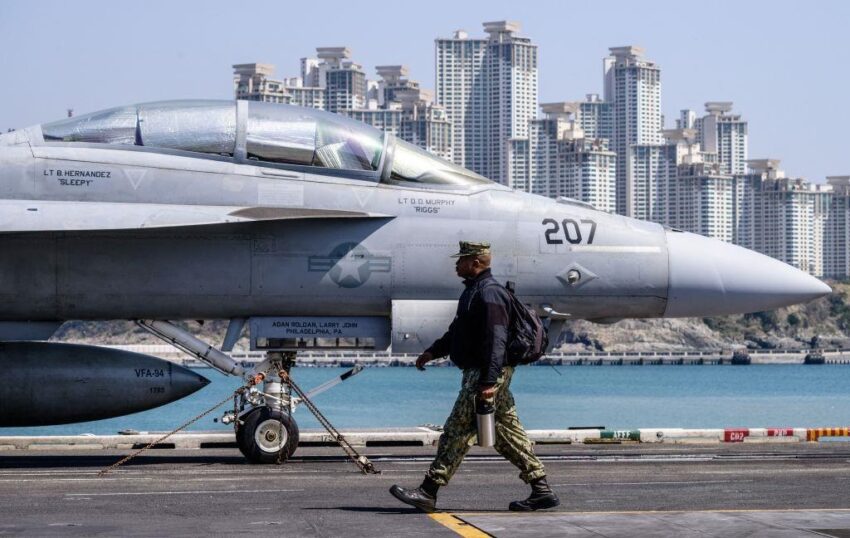 Новини світу - США втратили винищувач і вертоліт у Південнокитайському морі