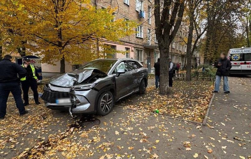 Новини Києва - У Києві авто після ДТП вилетіло на тротурар, постраждали діти