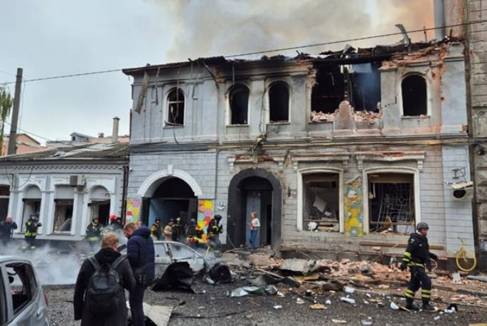 Новини України - Удар по дитсадку в Харкові: поліція показала перші кадри після влучання