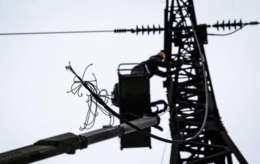 Новини України - В Україні відключення через обстріли і негоду