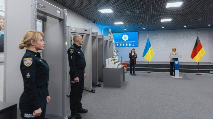 Безпека шкіл посилюється: МВС отримало нове обладнання від міжнародних партнерів