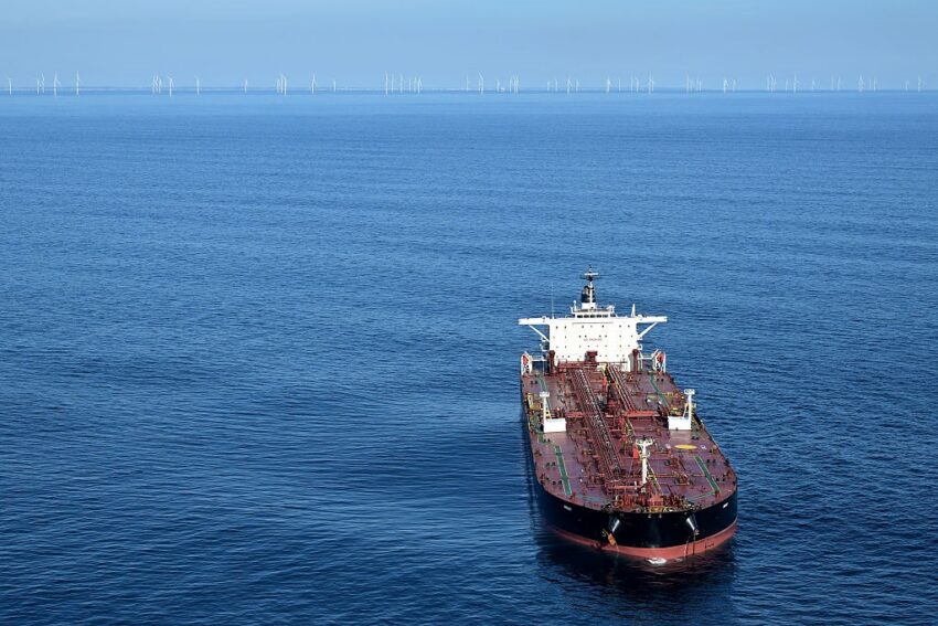 Новини світу - Рекордний обсяг російської нафти "застряг" у морі через санкції США