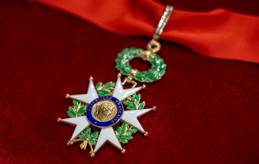 Новини України - Сирський отримав найвищу нагороду Франції