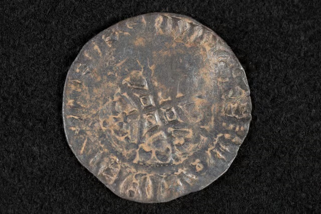 Технології - У Шотландії металошукач-аматор виявив найдавнішу відому монету країни