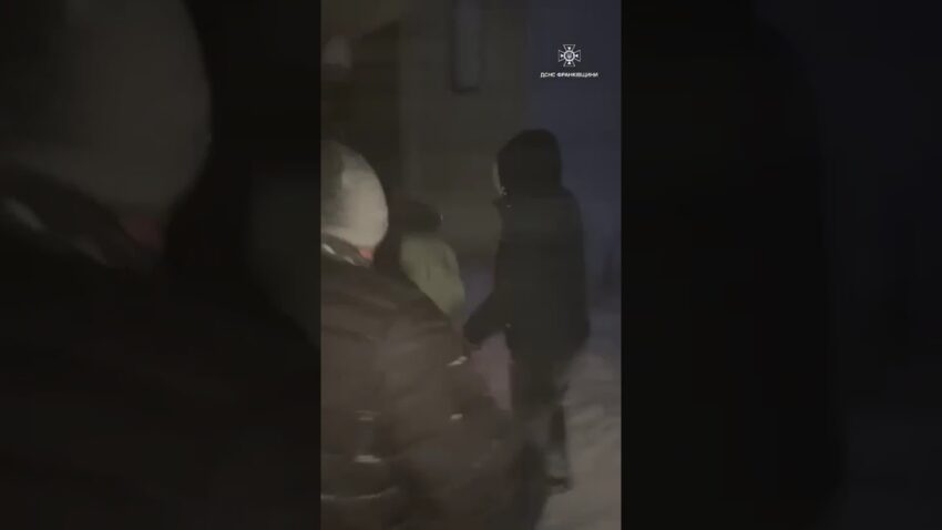 Франківщина: рятувальники визволяють авто зі снігових пасток. Допомогли 32 людям, з них 7 — діти.